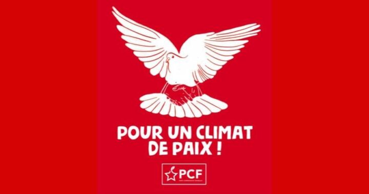 Colombe blanche sur fond rouge. Un texte affiché en blanc sous la colombe indique : "Pour un climat de paix !", avec le logo du Parti Communiste Français